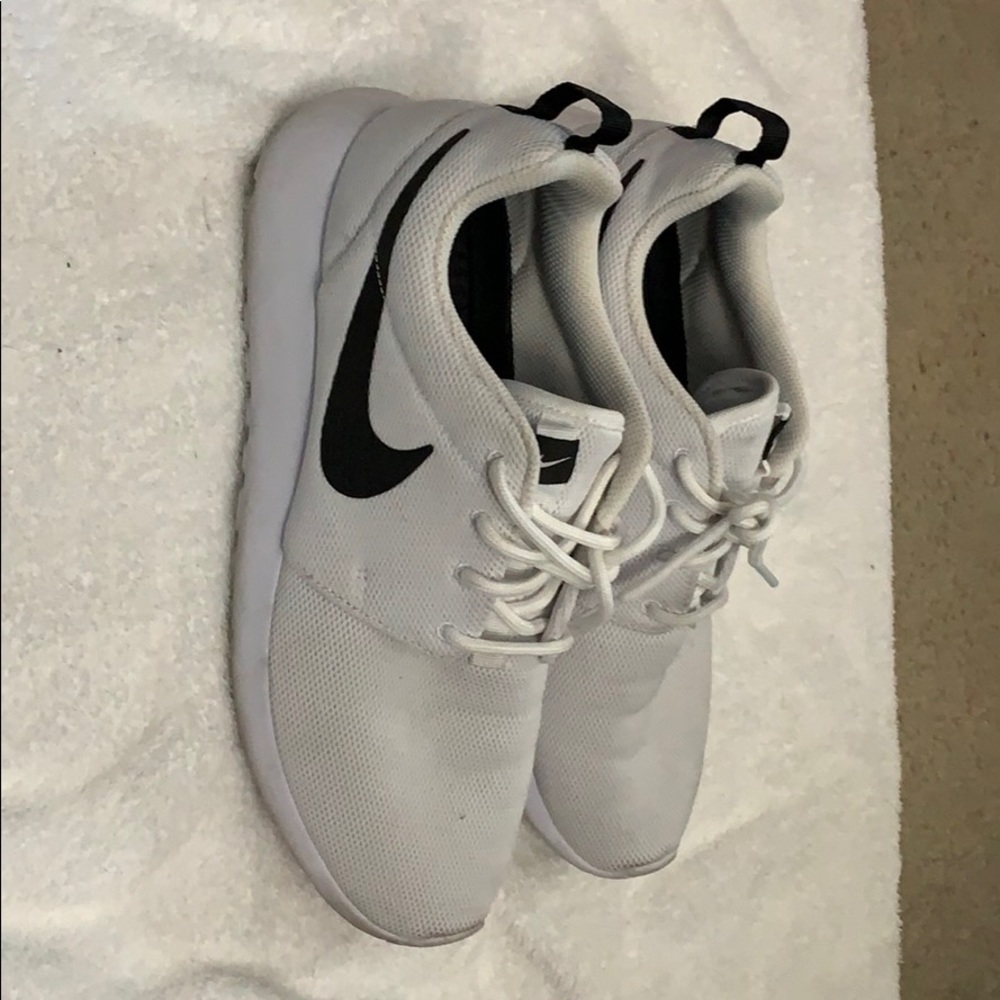 Women’s Nike roshe run.